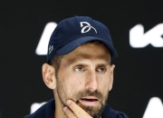 包含比赛局势复杂首场状态出色，巴塞罗那观众沸腾！，德约科维奇重返赛场比赛高潮迭起的词条